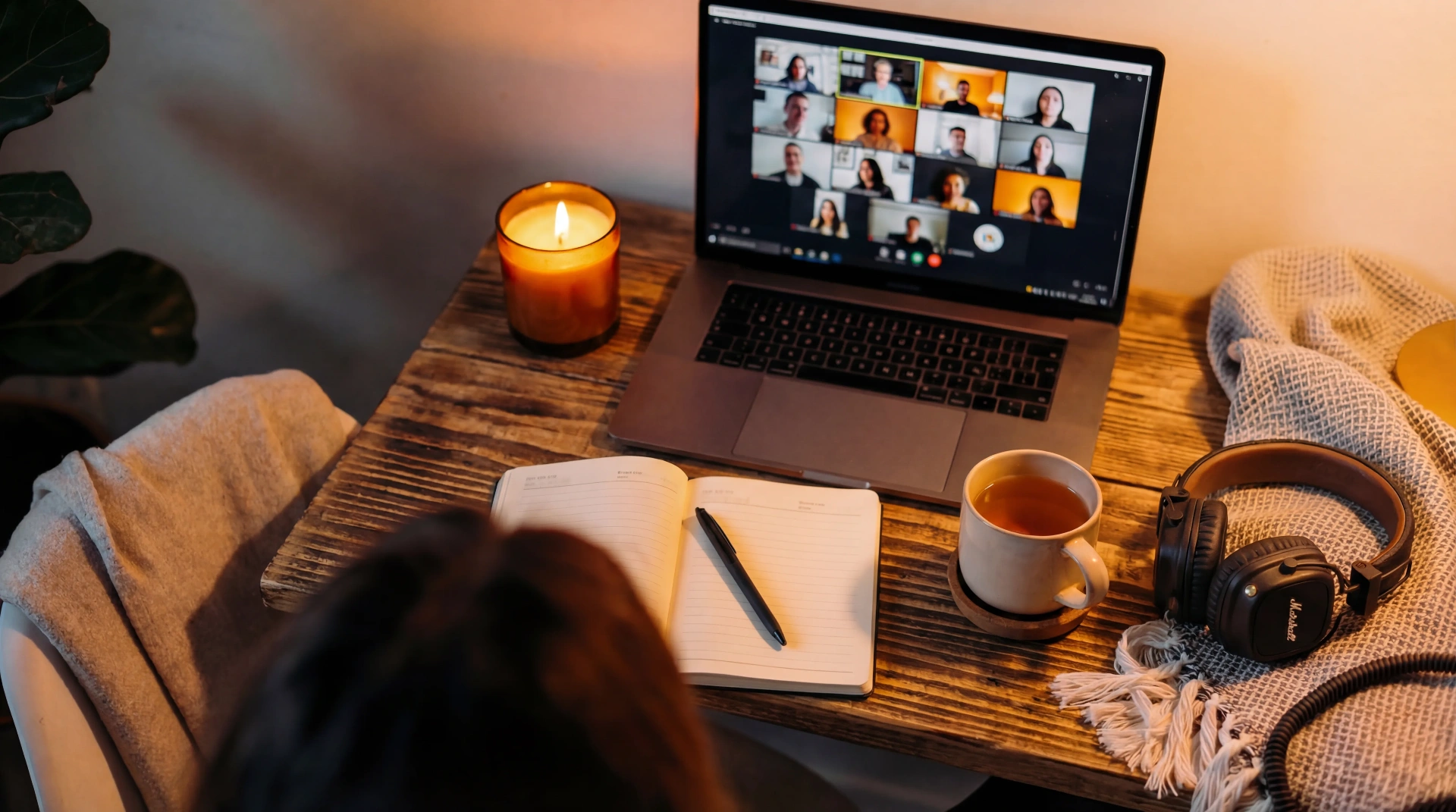 Le Practice Circle — un bureau accueillant avec un ordinateur portable ouvert sur une séance de pratique en ligne et en direct, un carnet, une bougie et du thé